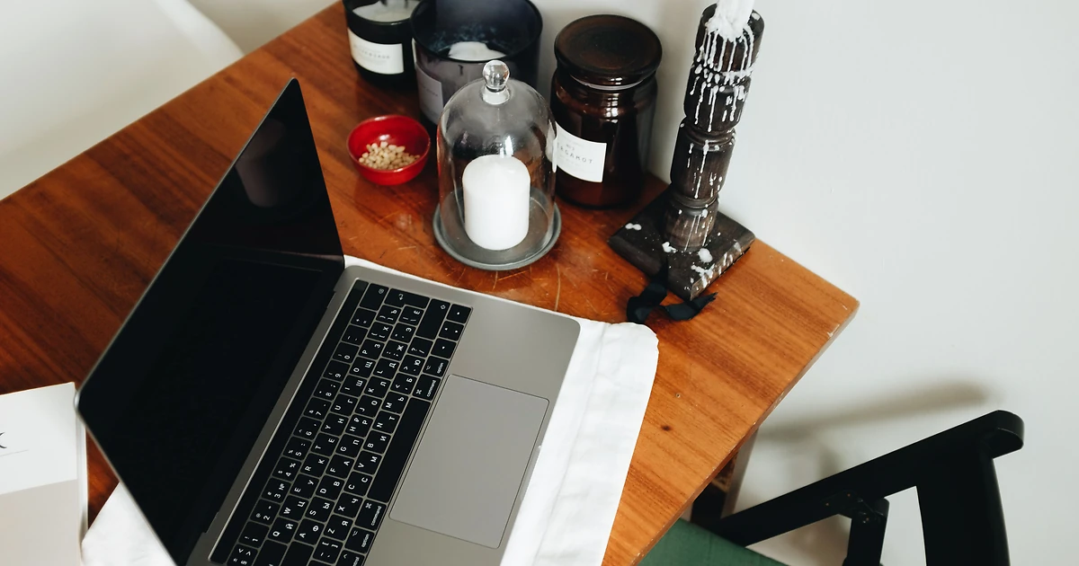 Dirigeant de TPE consultant une notification de nouveau prospect sur son ordinateur, illustrant l'automatisation du formulaire de contact vers le CRM.