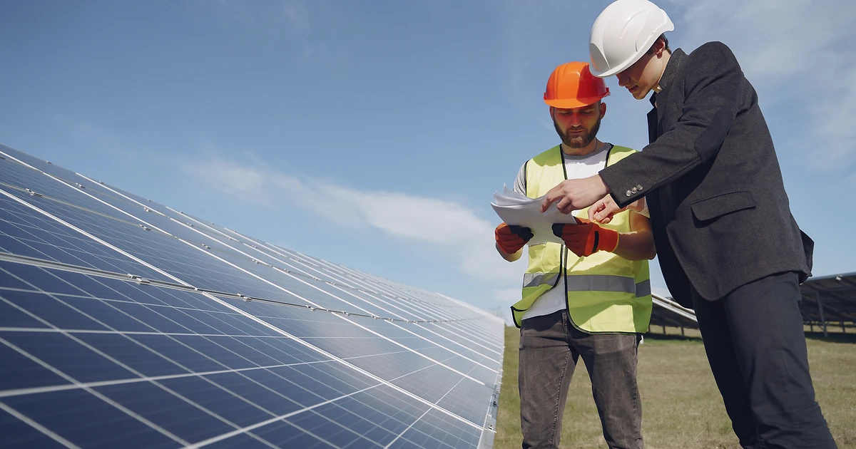 Expert en éco-gestes accompagnant un dirigeant devant des tableaux de bord de consommation énergétique