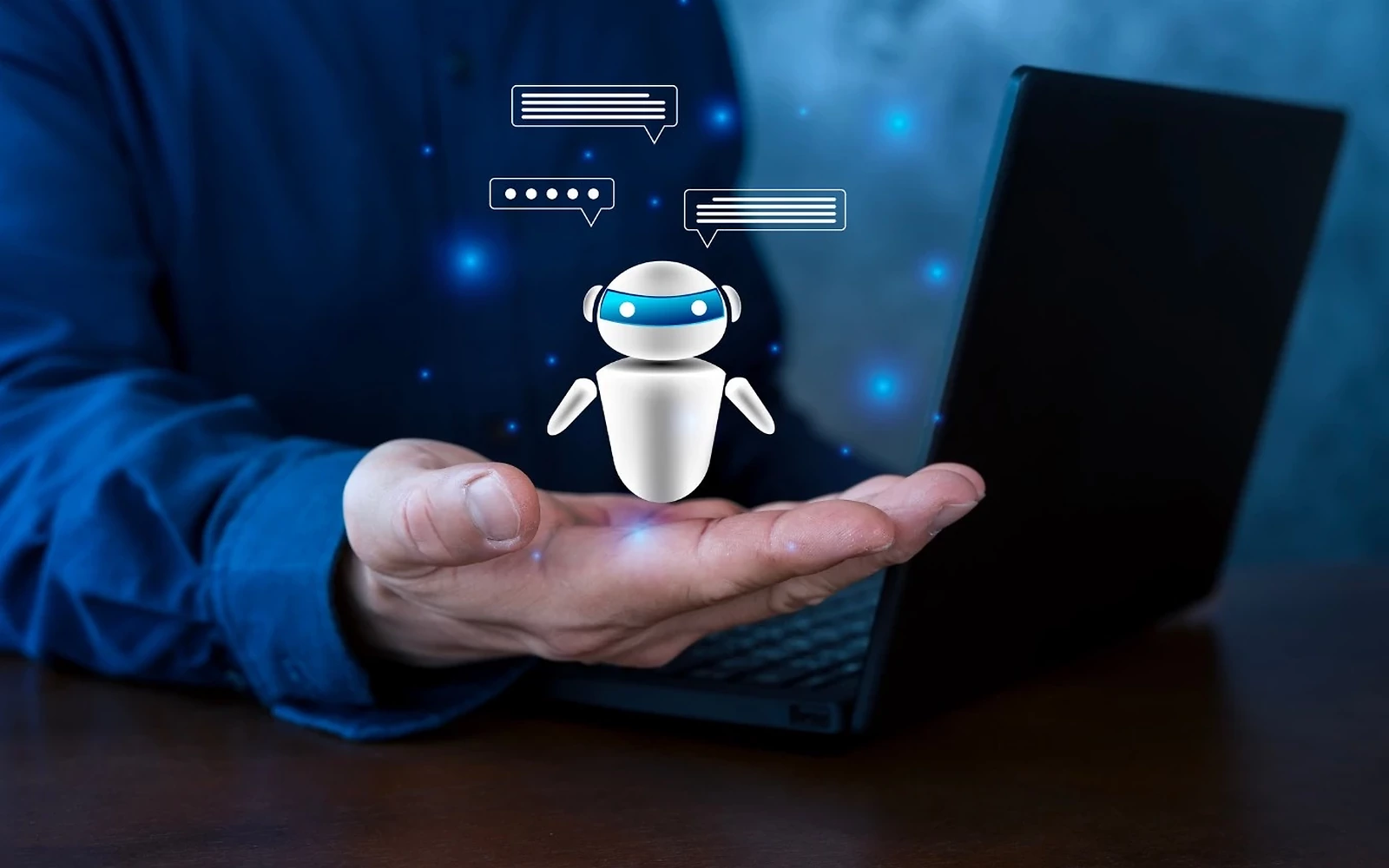 Professionnel débutant configurant un agent IA sur ordinateur portable dans un bureau moderne