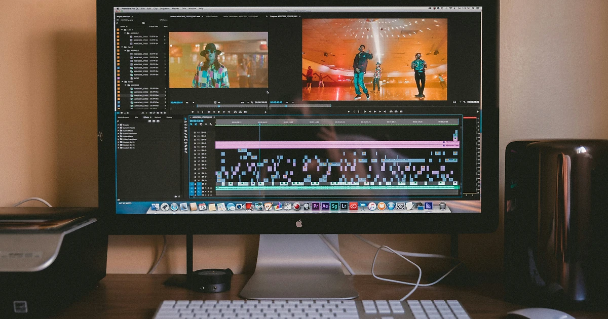 Expert accompagnant un professionnel sur un logiciel de montage vidéo dans un studio moderne