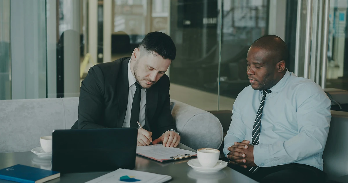 Expert MDA accompagnant un porteur de projet dans la construction de son business plan