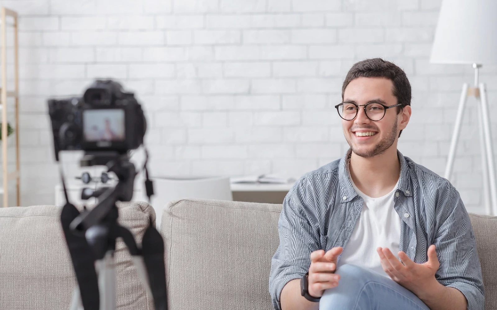 Stagiaire qui applique les conseil de l'expert et qui ce filme pour réaliser une vidéo pro