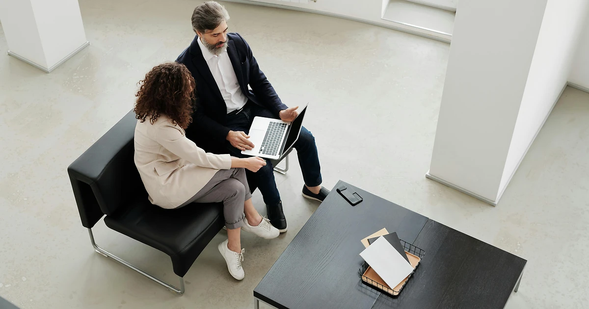 Expert en cybersécurité accompagnant un professionnel sur son poste de travail