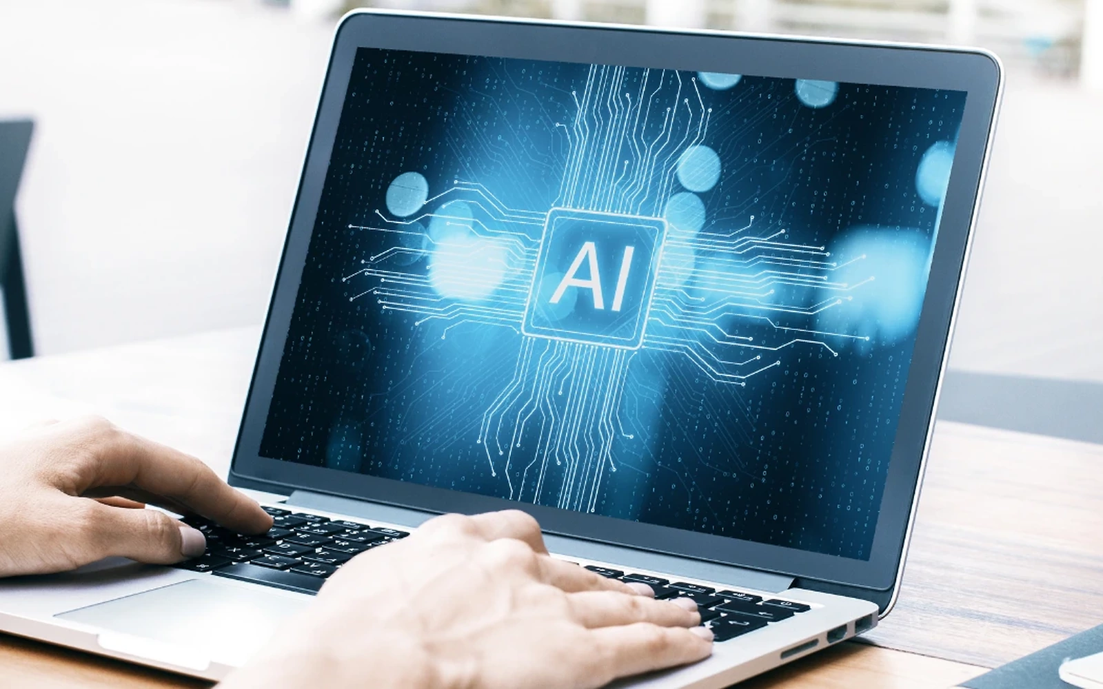 Expert en IA accompagnant un professionnel de la formation en visioconférence, bureau moderne avec interface IA