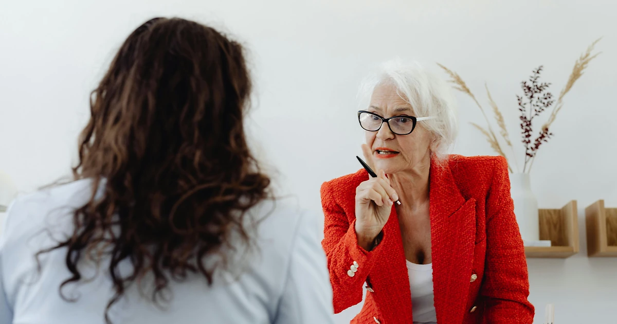 Expert en management accompagnant un manager en séance individuelle dans une salle de réunion moderne