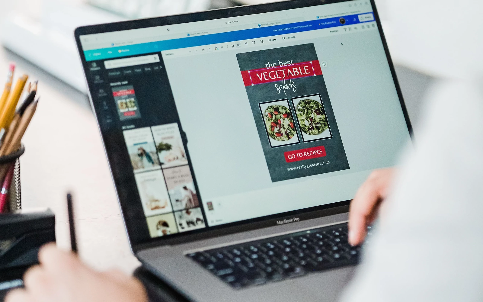 Stagiaire sur son ordinateur qui ce fait guider par un expert sur la réalisation d'un visuel sur Canva.