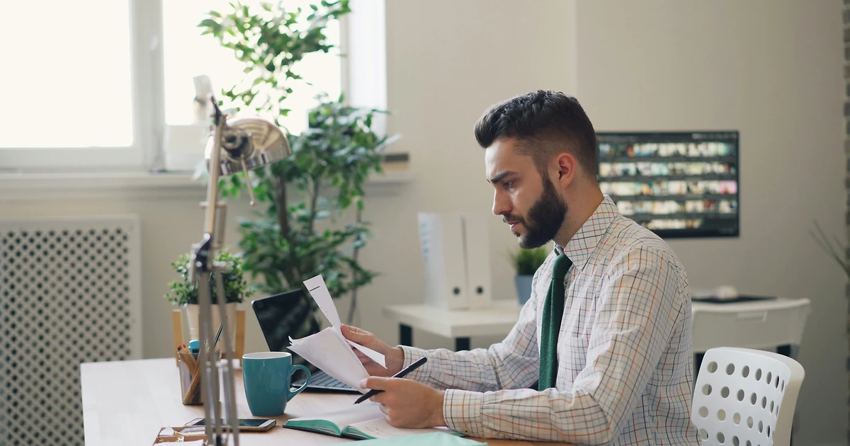 Expert Excel guidant un professionnel sur un tableau de bord en entreprise