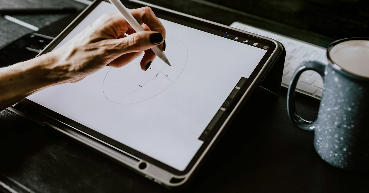 Designer graphique et expert Illustrator travaillant ensemble sur une identité visuelle
