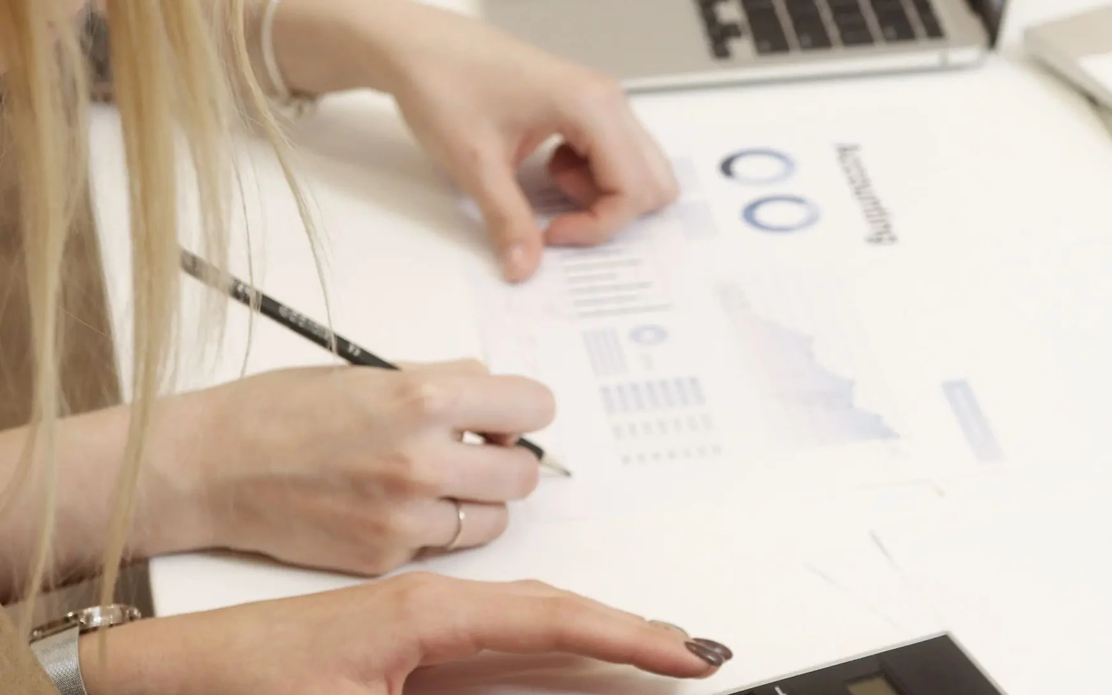 Expert comptable et apprenant en séance individuelle sur ordinateur
