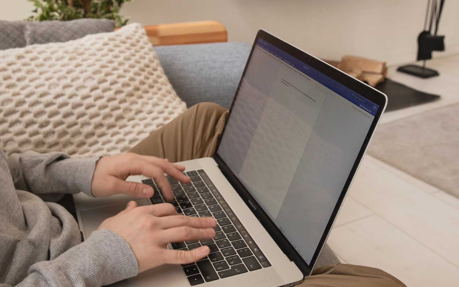 Expert accompagnant un professionnel sur Word, salon moderne.
