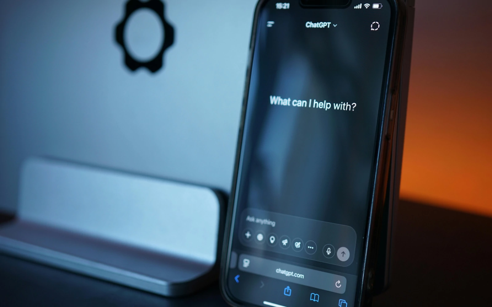 Téléphone sur chatGPT dans une pièce sombre pour montrer qu'on peu associer l'IA au référencement.