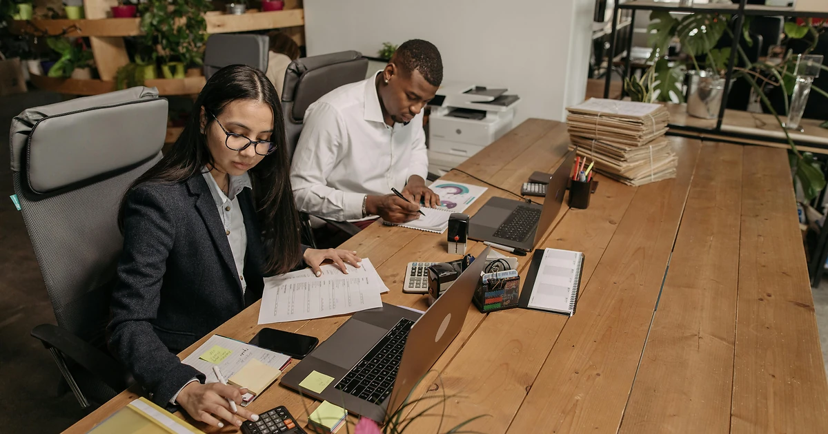 Expert en fiscalité des entreprises accompagnant un dirigeant sur ses obligations fiscales, bureau professionnel moderne