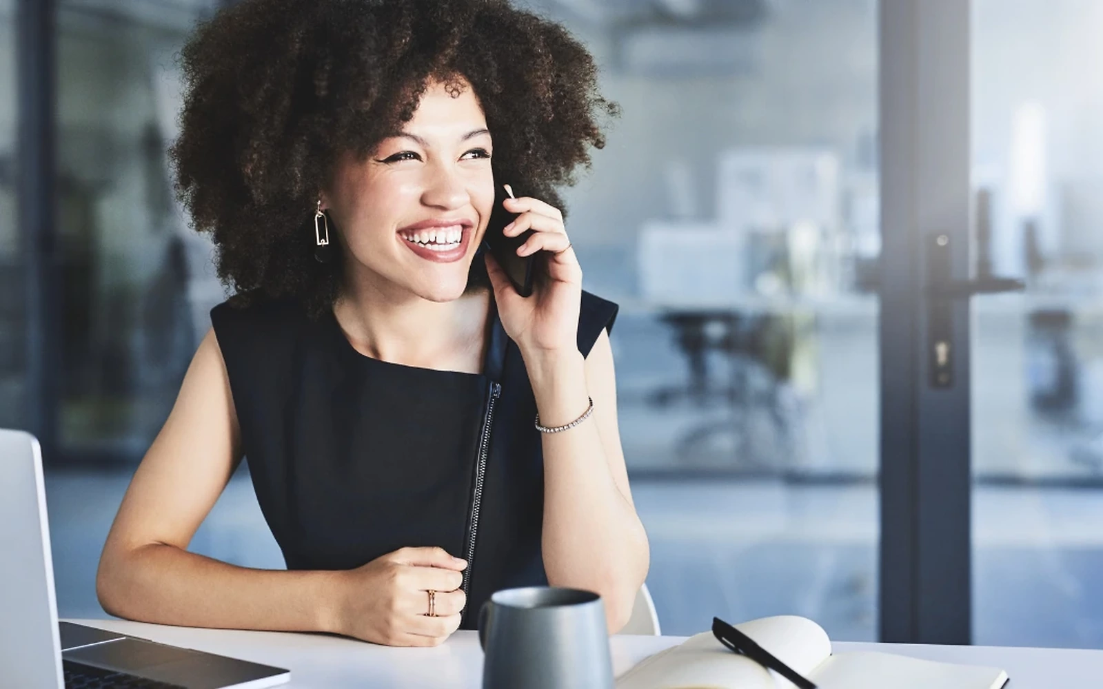 Stagiaire qui a fait l'accompagnement en prospection commercial avec un expert et maintenant elle prend du plaisir avec ses clients.