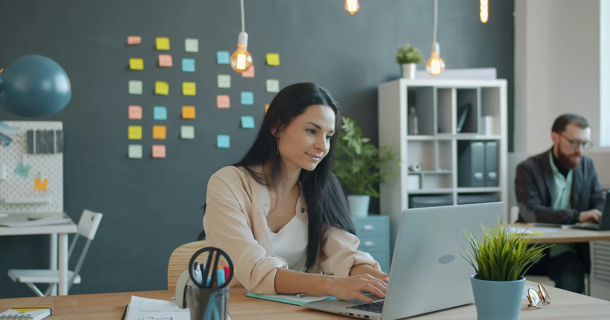 Expert marketing en visioconférence avec un artiste devant un écran affichant une stratégie de diffusion
