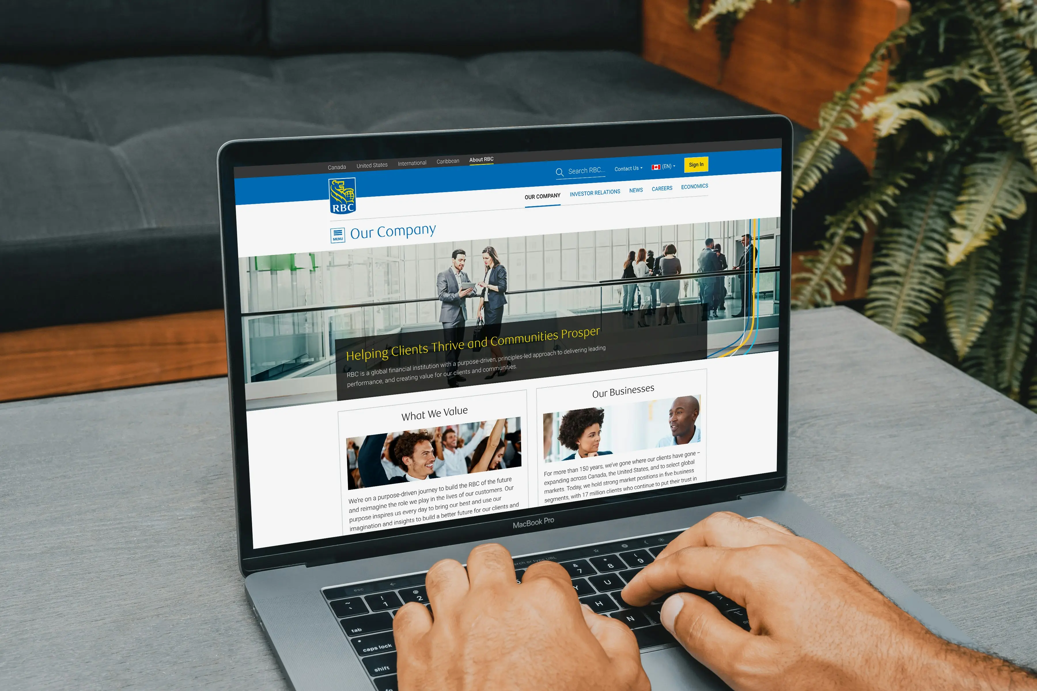 Accompagnement d’un stagiaire par un formateur lors de la refonte d’un site internet, en session de formation à distance.